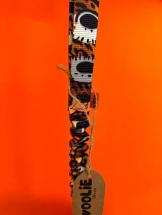 WOOLIE WHILLIE - Szarpak ze skóry owczej z długą rączką z amortyzatorem S - safari