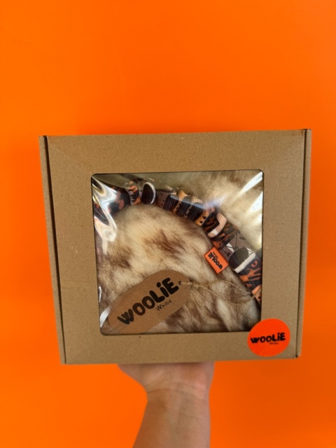 WOOLIE WHILLIE - Szarpak ze skóry owczej z długą rączką z amortyzatorem S - safari