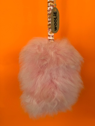 WOOLIE WHILLIE - Szarpak ze skóry owczej z długą rączką z amortyzatorem L - różowe kapibary