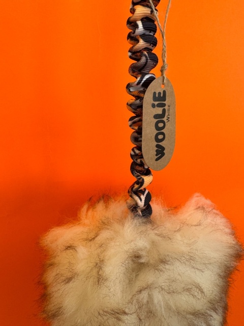 WOOLIE WHILLIE - Szarpak ze skóry owczej z długą rączką z amortyzatorem L - safari